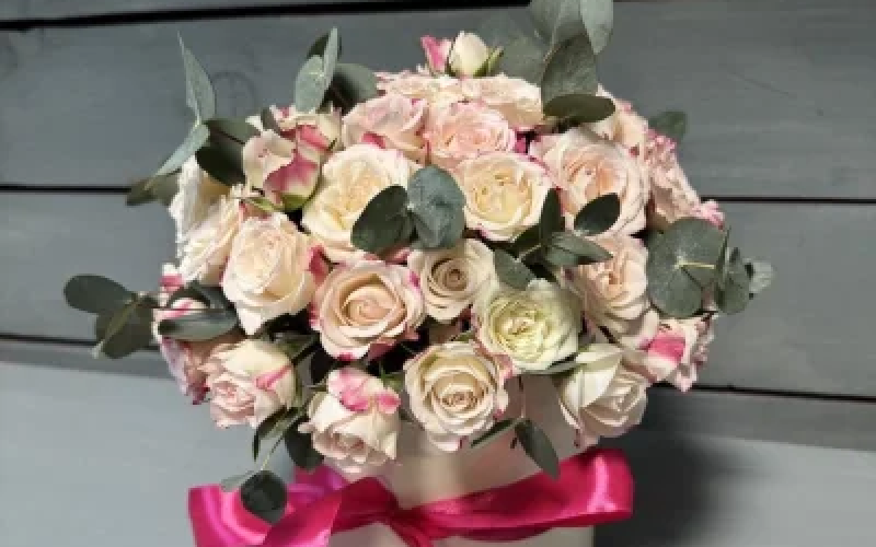 Цветы в коробке Нежные розы с эвкалиптом