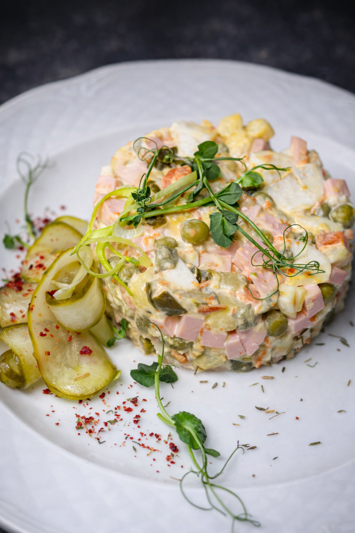 Салат овощной с колбасой