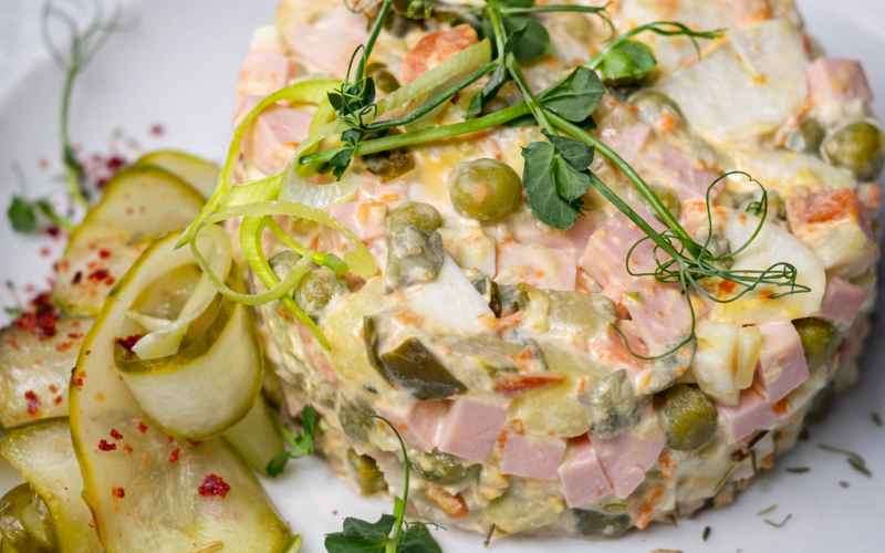 Салат овощной с колбасой