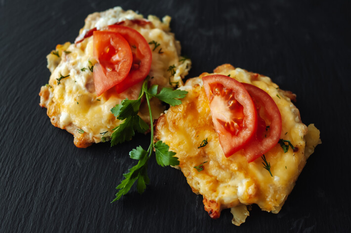 Птица запеченая с помидором