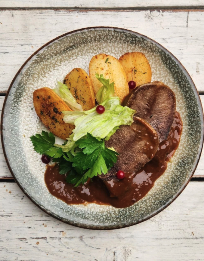 Стейк из говяжьего языка под мясным соусом