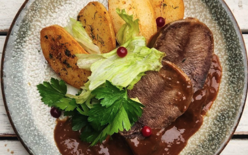 Стейк из говяжьего языка под мясным соусом