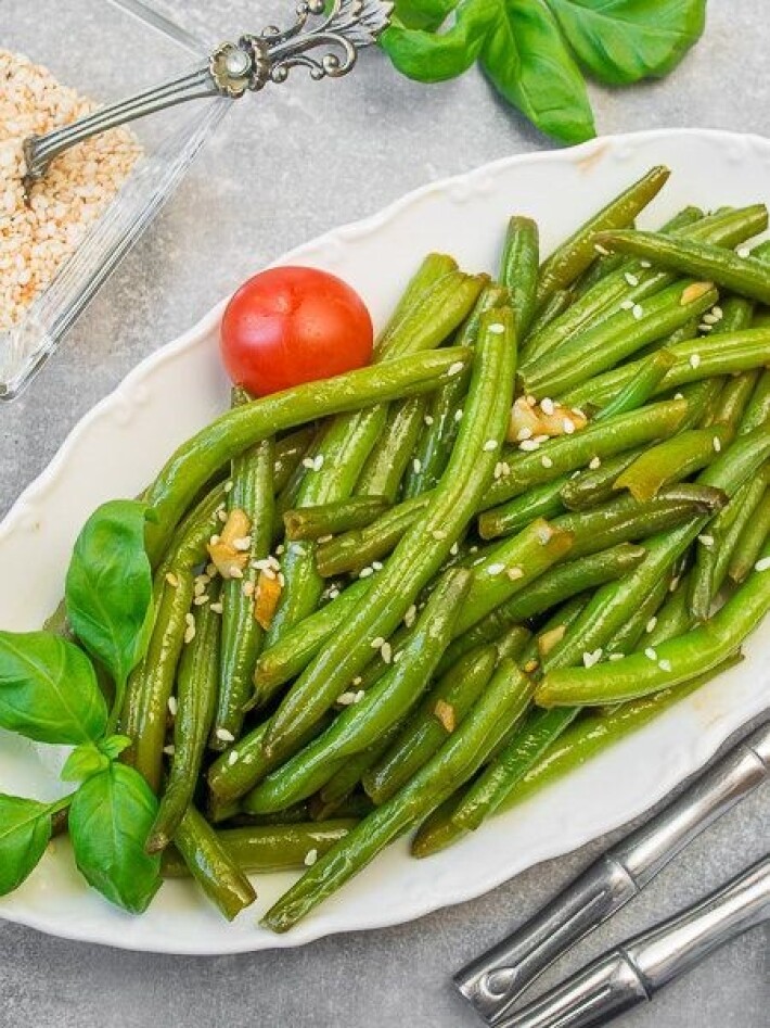 Фасоль спаржевая жареная с чесноком и луком