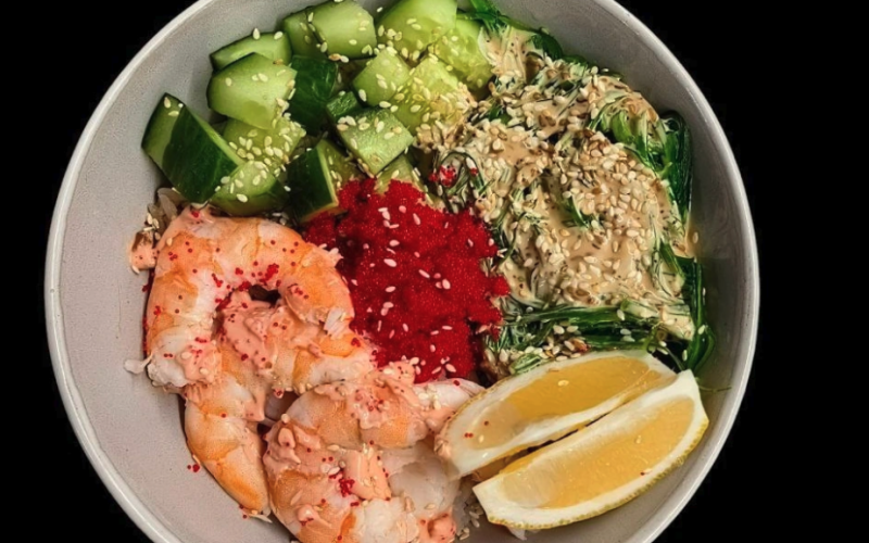 Поке с креветкой и огурцом