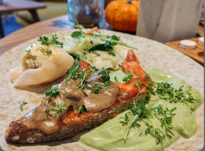 Стейк из лосося с сезонным салатом