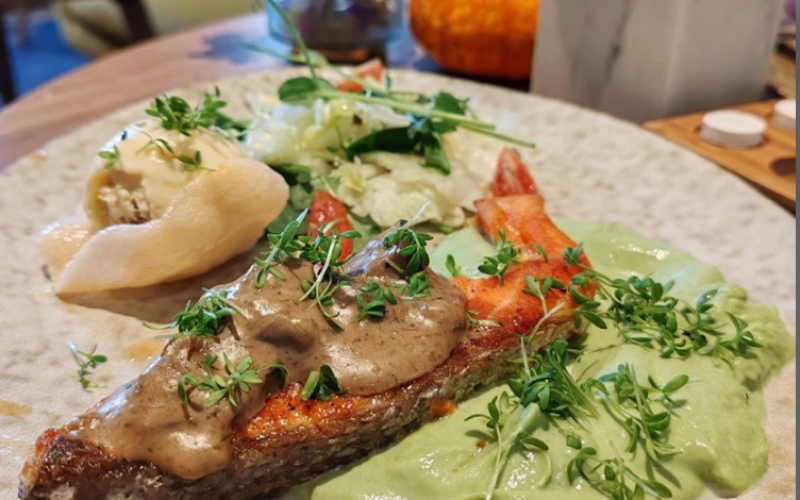 Стейк из лосося с сезонным салатом