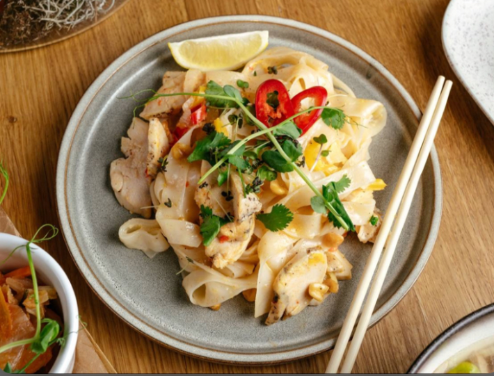 Пад-тай с цыплёнком, овощами и ореховый соусом