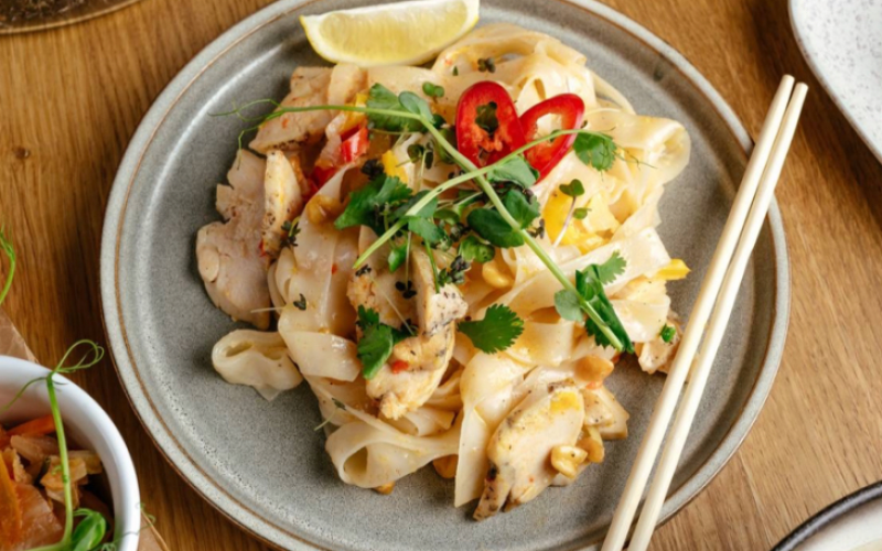 Пад-тай с цыплёнком, овощами и ореховый соусом