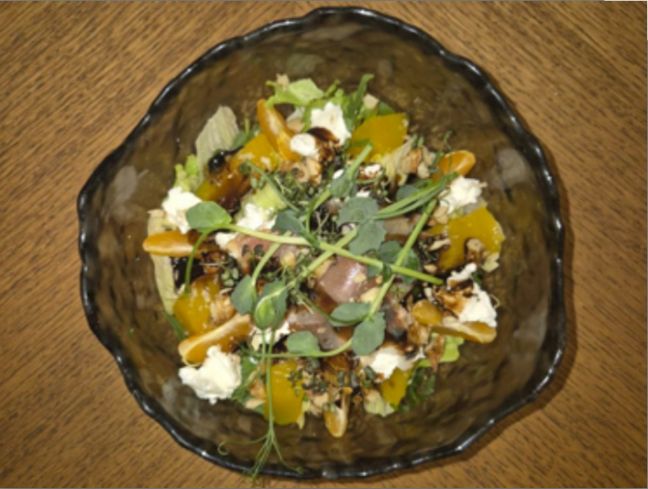 Салат с мандарином, пастрами и манго