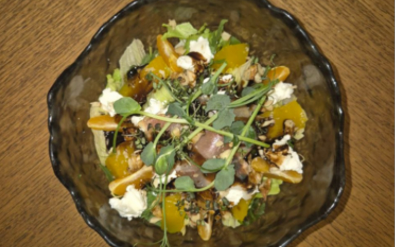 Салат с мандарином, пастрами и манго