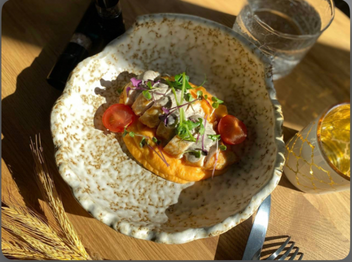 Индейка с соусом из белых грибов и муссом из батата