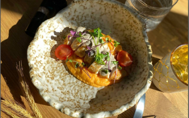 Индейка с соусом из белых грибов и муссом из батата