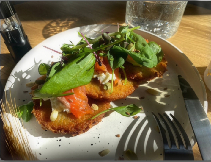 Драники с лососем, сливочным сыром, зеленью