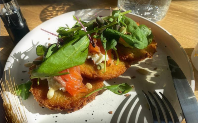 Драники с лососем, сливочным сыром, зеленью