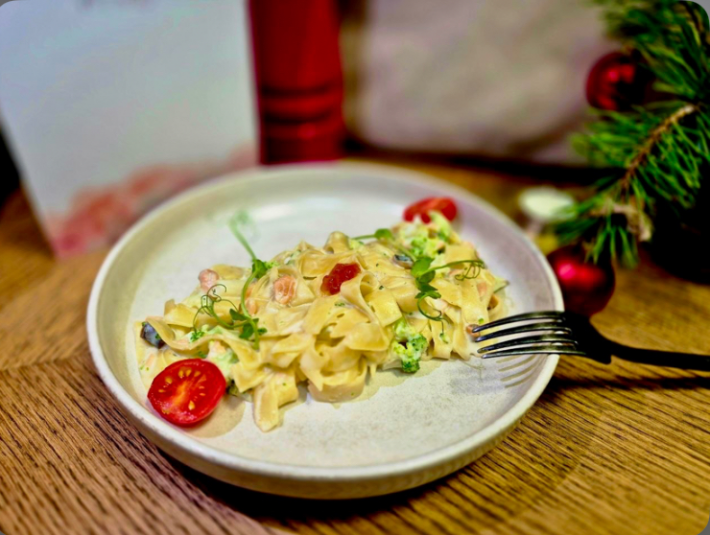 Паста фетучини в сливочном соусе с лососем