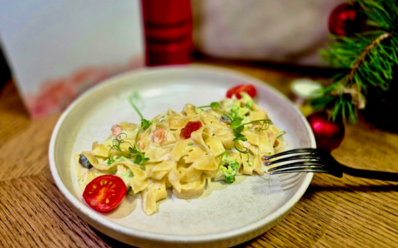 Паста фетучини в сливочном соусе с лососем