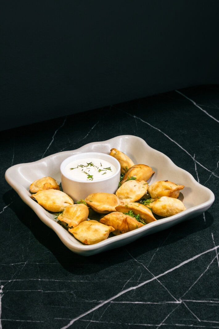 Пельмени жареные с соусом «Чесночный»