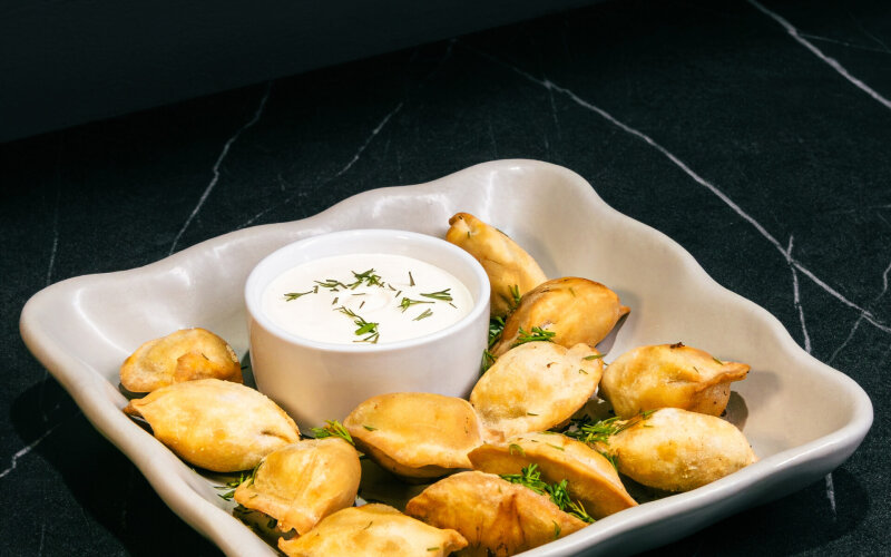 Пельмени жареные с соусом Чесночный