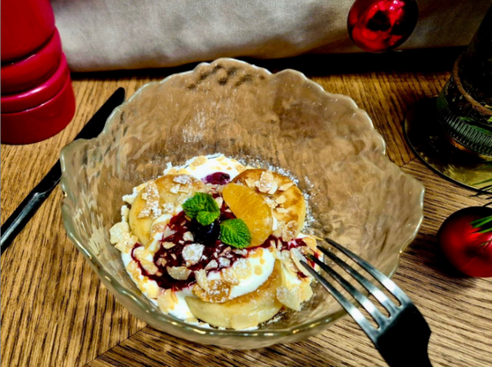 Сырники с домашним малиновым соусом и сметаной