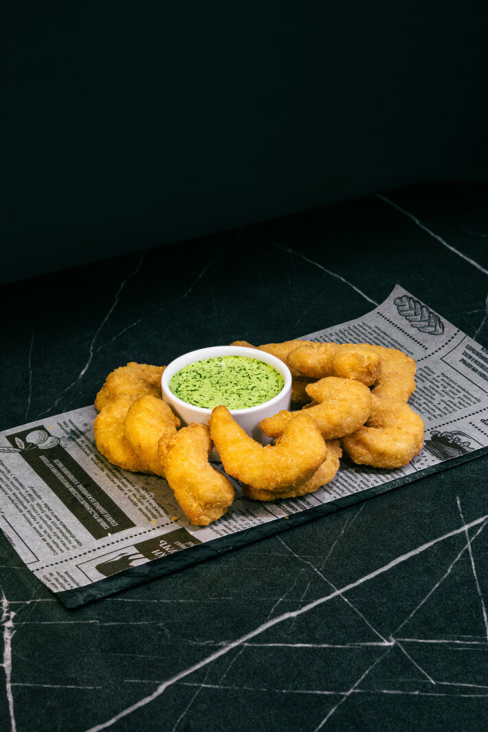 Креветки в кляре с соусом Дзадзыки