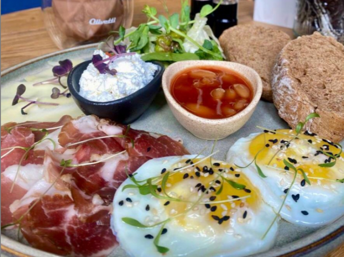 Английский завтрак с глазуньей