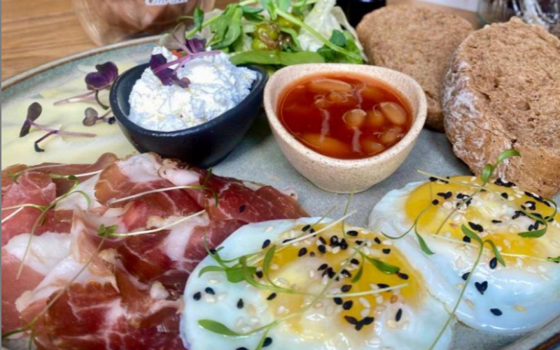 Английский завтрак с глазуньей