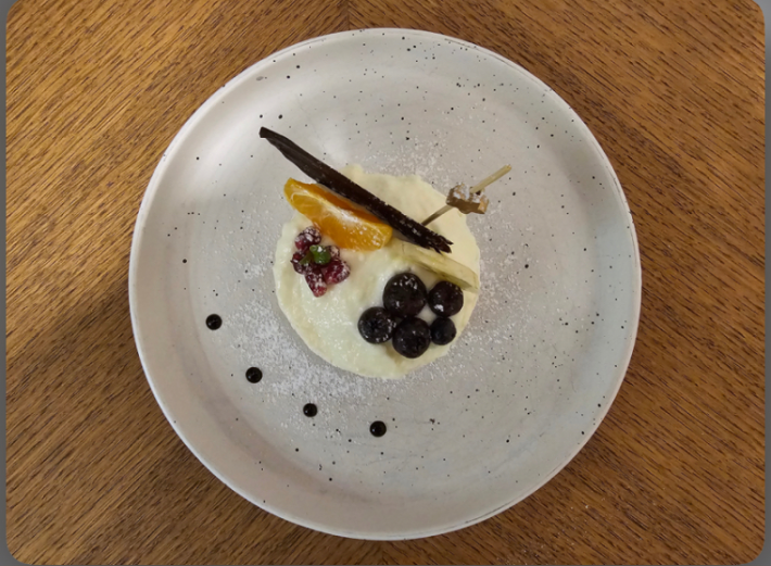 Десерт «Павлова» с кремом из маскарпоне и сезонными ягодами