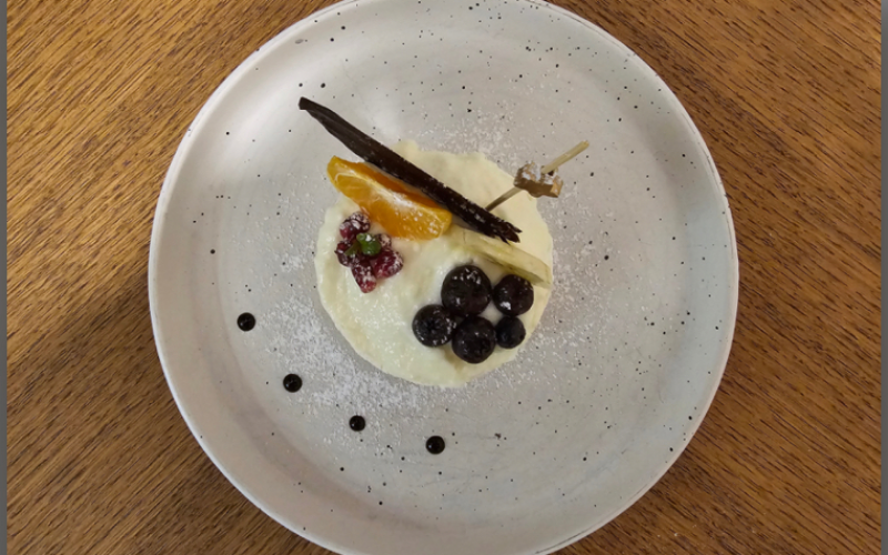 Десерт «Павлова» с кремом из маскарпоне и сезонными ягодами