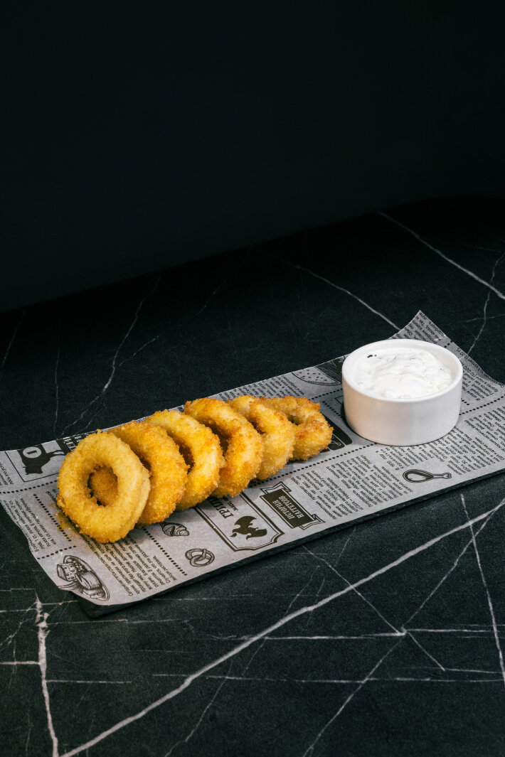 Кольца кальмара с соусом Дзадзыки