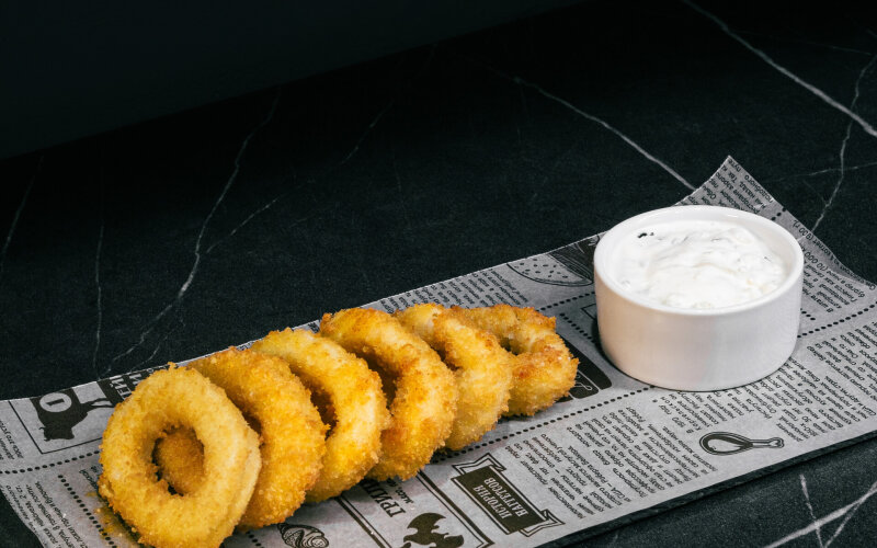 Кольца кальмара с соусом Дзадзыки