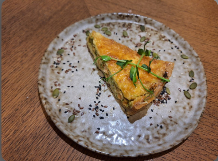 Киш с форелью и брокколи