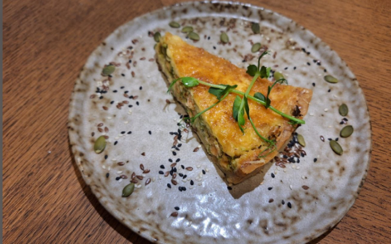 Киш с форелью и брокколи