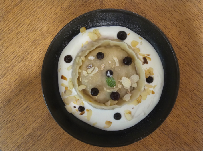 Равиоли с творогом, ягодами, миндалём и сметаной