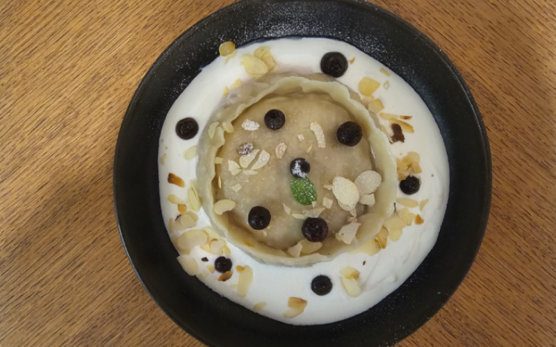 Равиоли с творогом, ягодами, миндалём и сметаной