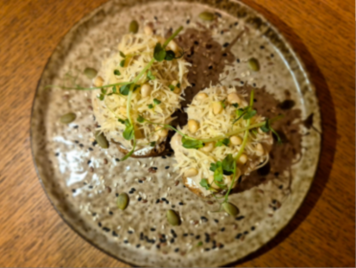 Брускетты с белыми грибами, кедровыми орехами и пармезаном