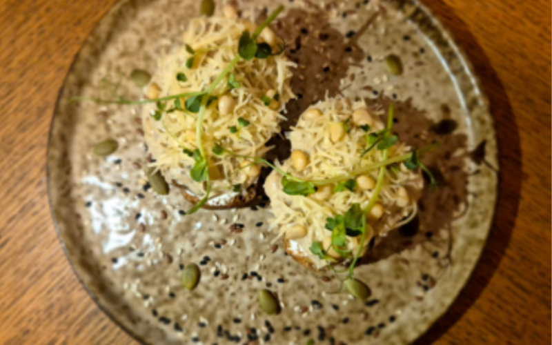 Брускетты с белыми грибами, кедровыми орехами и пармезаном