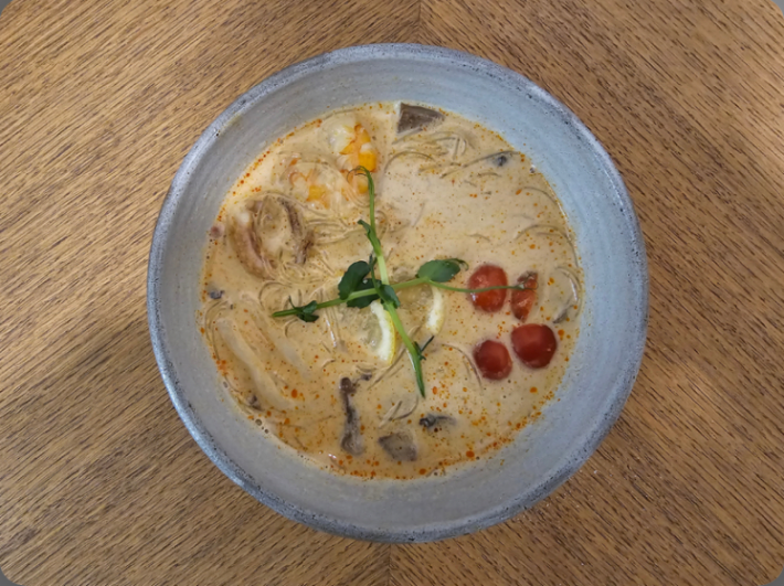 Том ям с морепродуктами и стеклянной лапшой