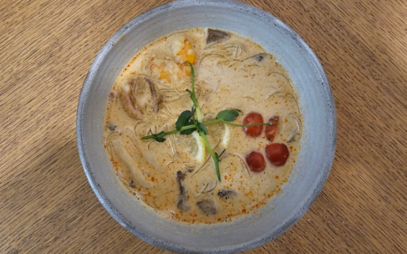 Том ям с морепродуктами и стеклянной лапшой