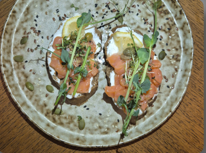 Брускетты с сёмгой и мягким сыром