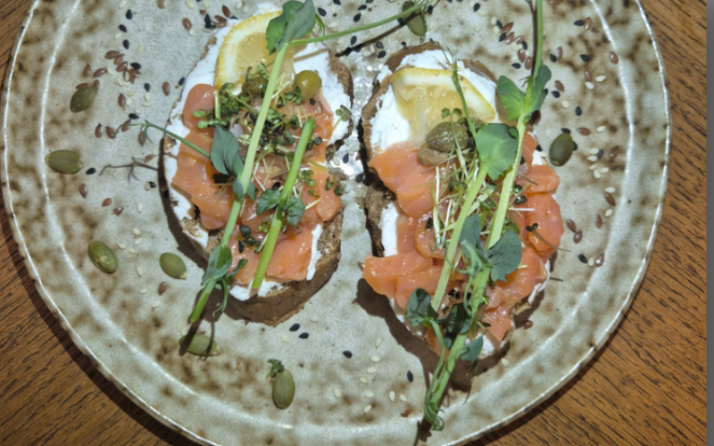 Брускетты с сёмгой и мягким сыром