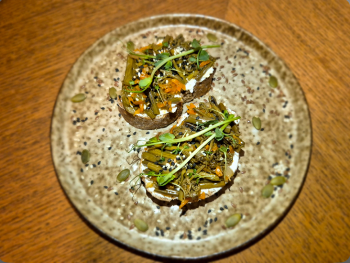 Брускетты с папоротником