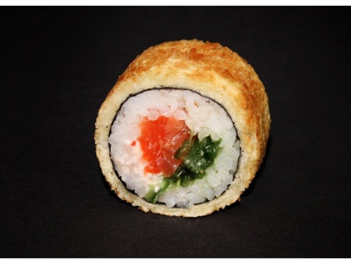 Темпура ролл с лососем и чукой классический