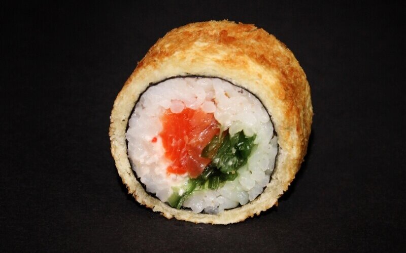 Темпура ролл с лососем и чукой классический