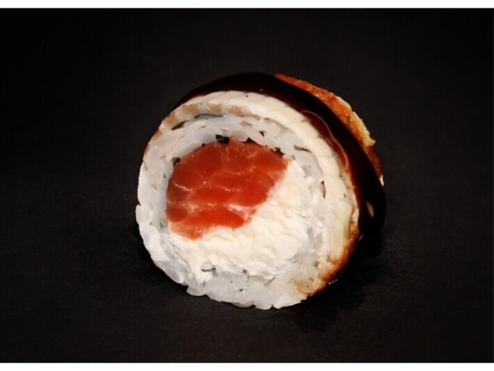 Ролл «Золотой дракон с лососем»