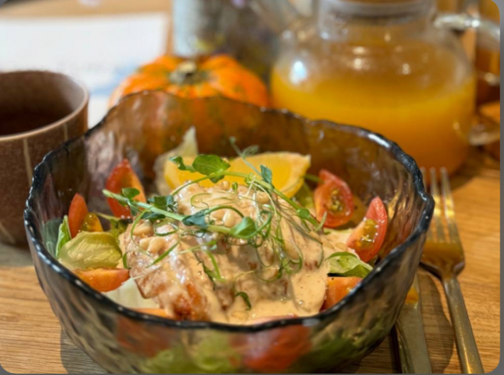 Салат с филе индейки, помидорами и кунжутно-ореховой заправкой