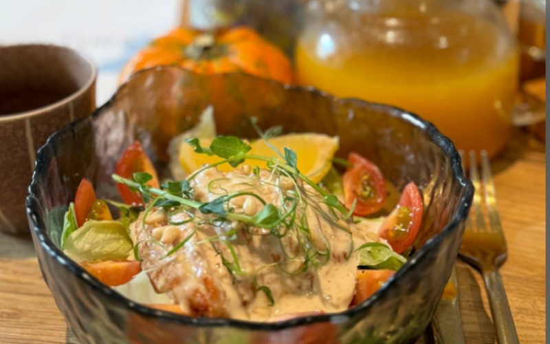 Салат с филе индейки, помидорами и кунжутно-ореховой заправкой