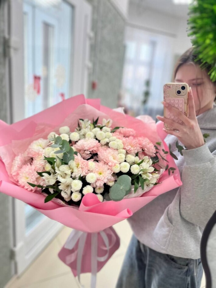 Букет из радужных хризантем