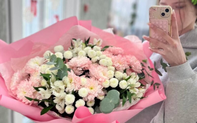 Букет из радужных хризантем