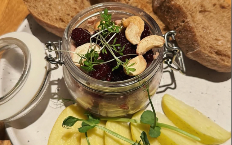 Утиный паштет с яблоком