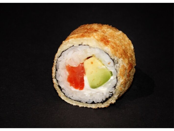 Темпура ролл с лососем и авокадо классический